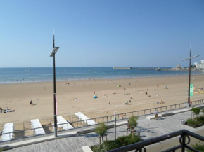 Appartement T4 face mer, proche commerces, 2 balcons, cuisine équipée, 2ème étage sans ascenseur - FR-1-197-271